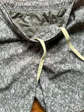 Gilly Hicks Men's Active Hybrid Shorts in Green Camo - Size XS